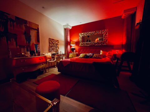 Ein Schlafzimmer mit roten Wänden und einem Bett.