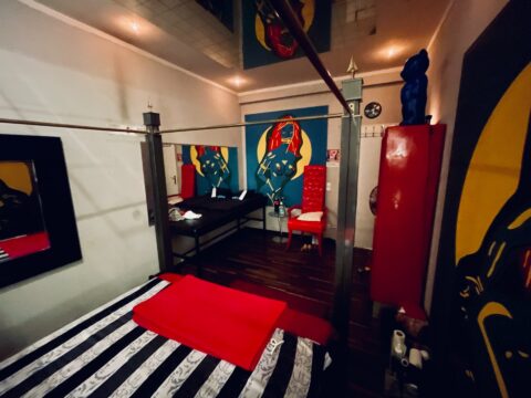 Ein Zimmer mit einem Bett und einem Nachttisch.