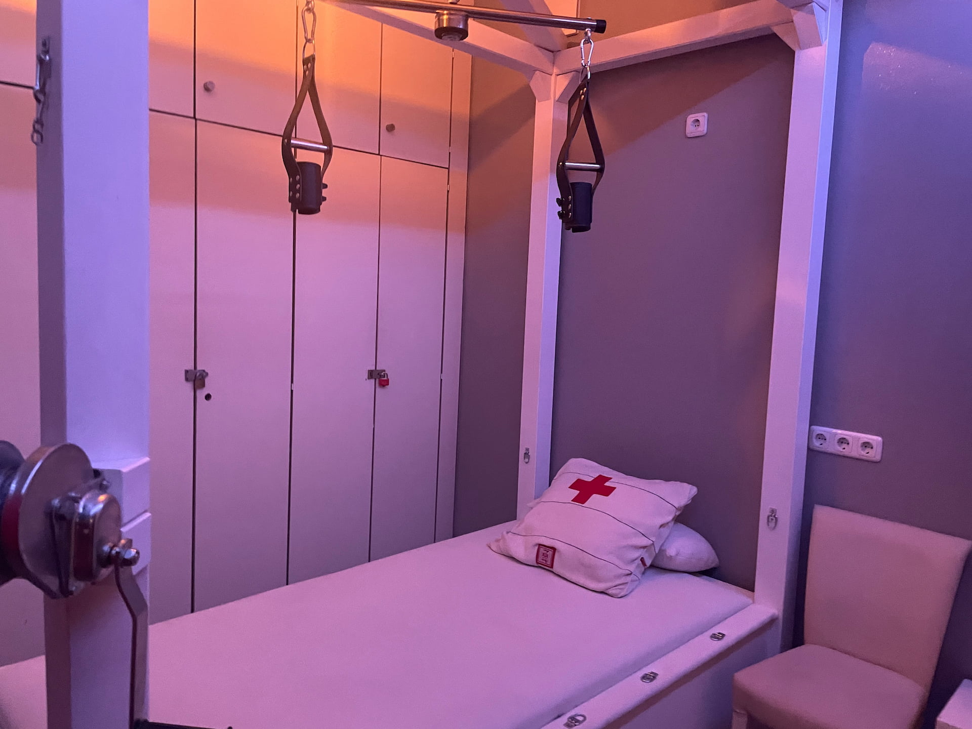 Ein Zimmer mit einem Bett und einem Stuhl darin.